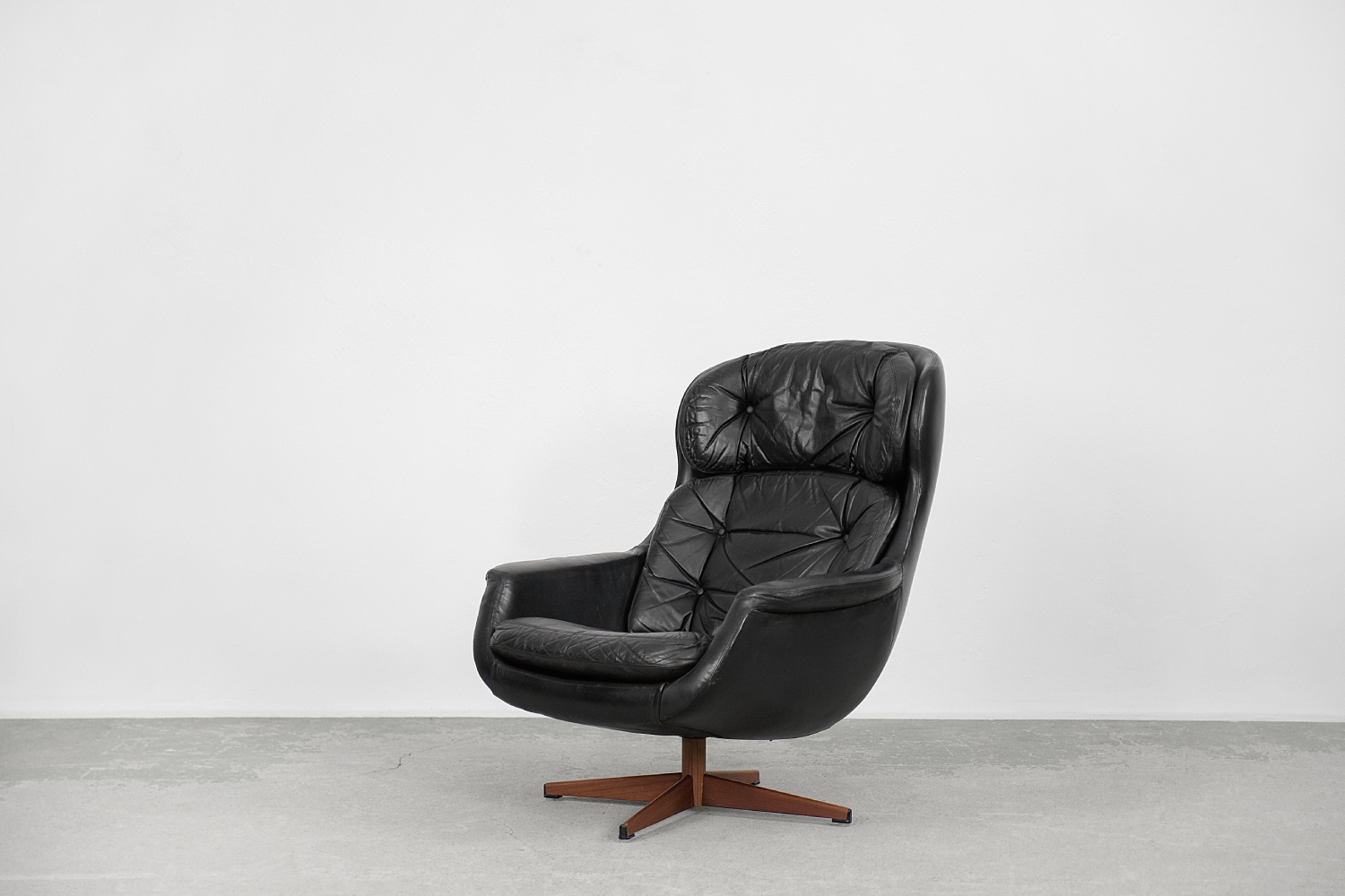Swedish Modernist Leather Swivel Lounge Chair from Selig Imperial, 1970s -  Hunt Vintage