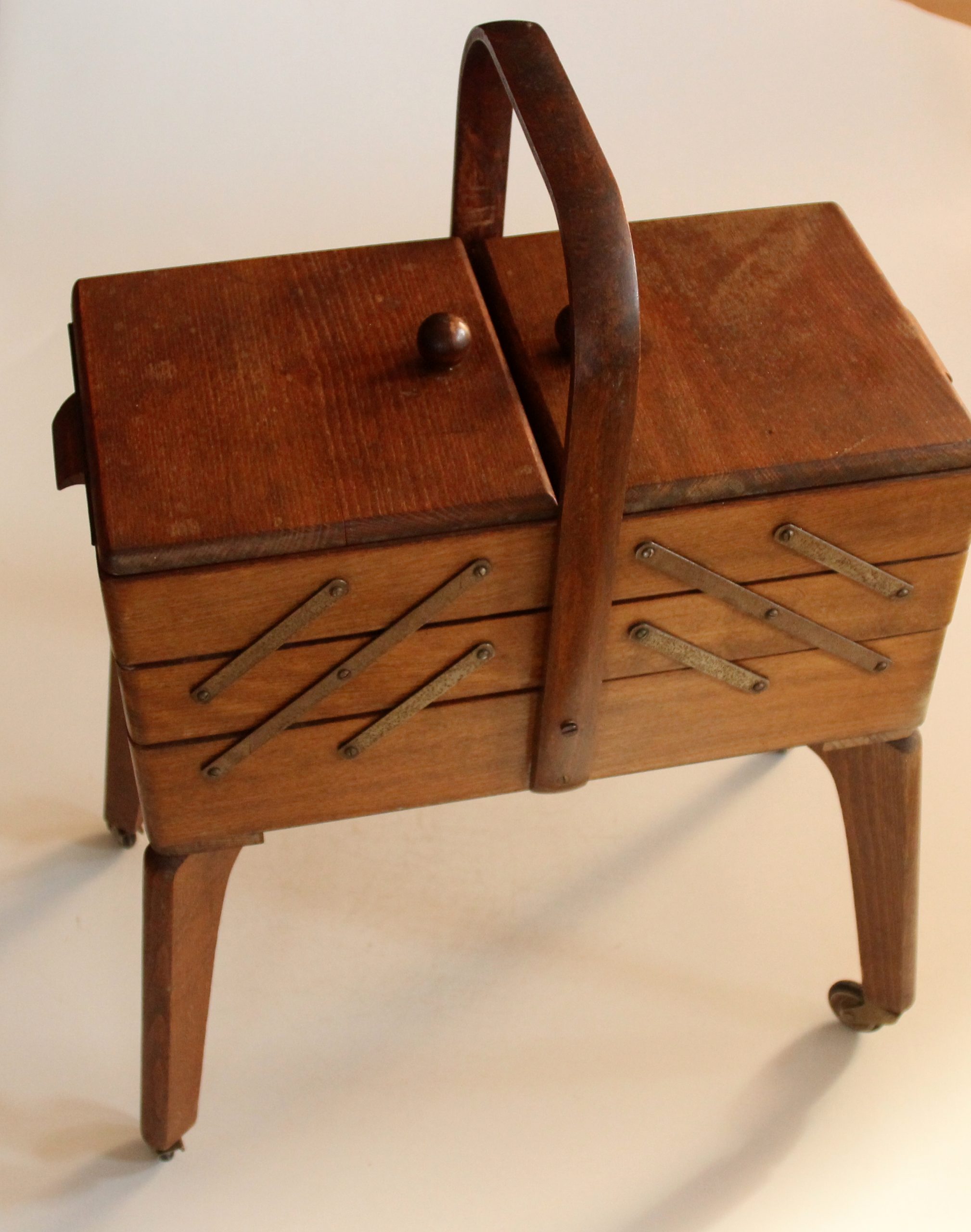 Old wood and metal sewing basket, foldable, with wheels, vintage from the  1950s - Hunt Vintage
