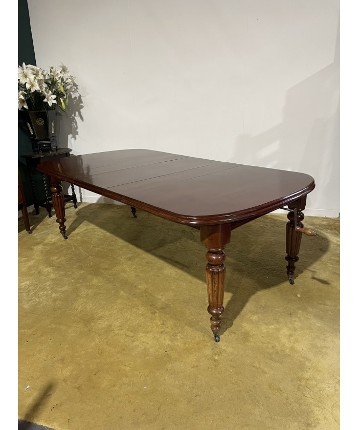 Victorian Mahogany Extending Dining Table With Three Extra Leaves