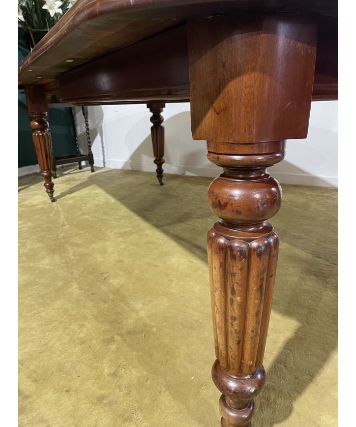 Victorian Mahogany Extending Dining Table With Three Extra Leaves