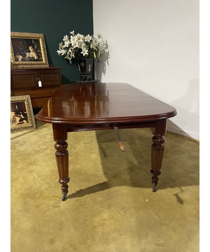 Victorian Mahogany Extending Dining Table With Three Extra Leaves