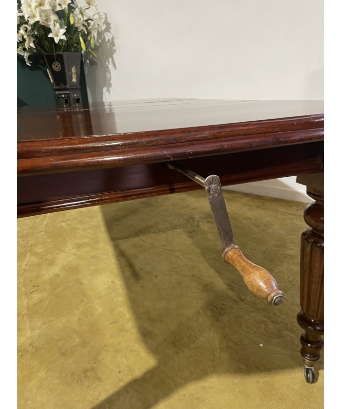 Victorian Mahogany Extending Dining Table With Three Extra Leaves