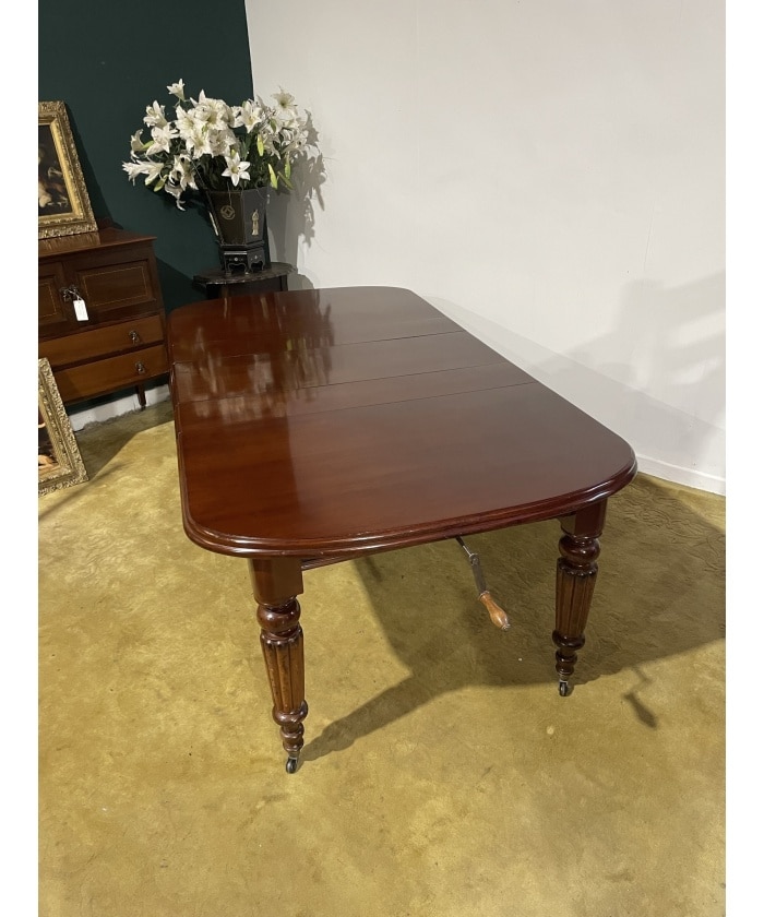 Victorian Mahogany Extending Dining Table With Three Extra Leaves