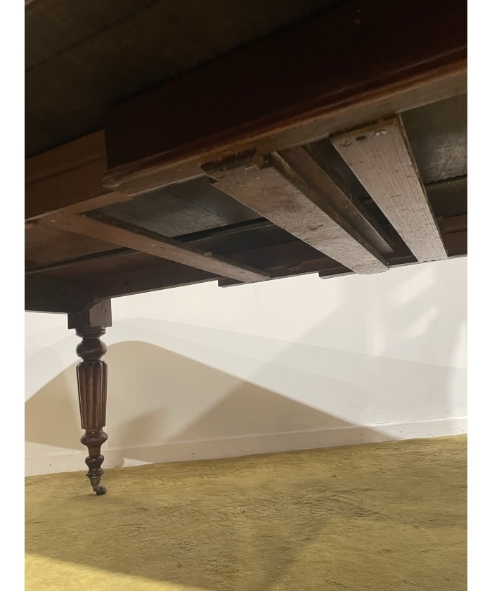 Victorian Mahogany Extending Dining Table With Three Extra Leaves
