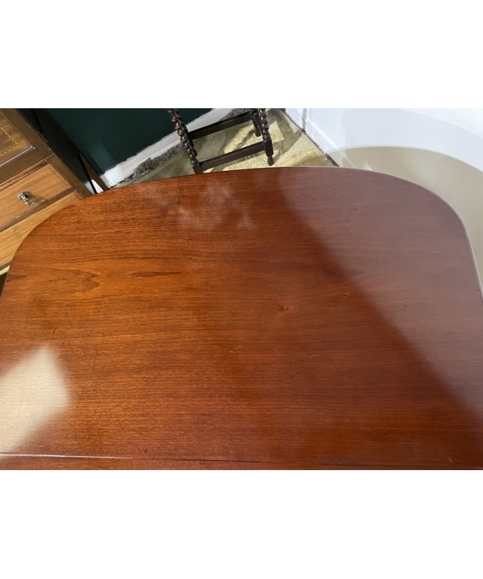 Victorian Mahogany Extending Dining Table With Three Extra Leaves
