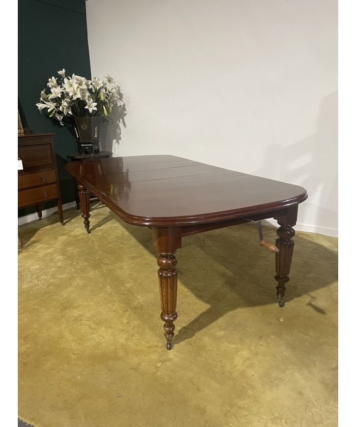 Victorian Mahogany Extending Dining Table With Three Extra Leaves