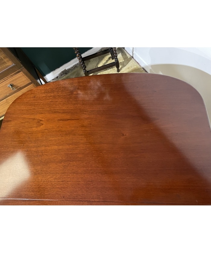Victorian Mahogany Extending Dining Table With Three Extra Leaves