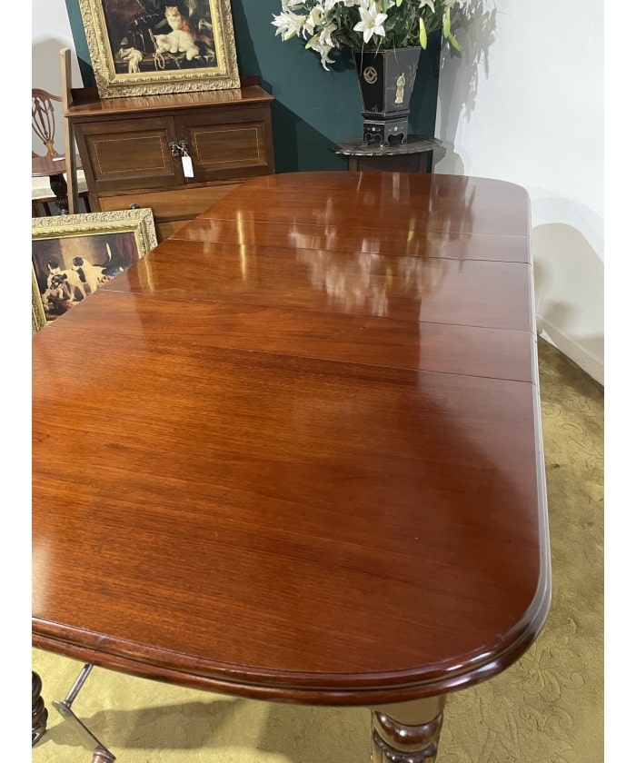 Victorian Mahogany Extending Dining Table With Three Extra Leaves