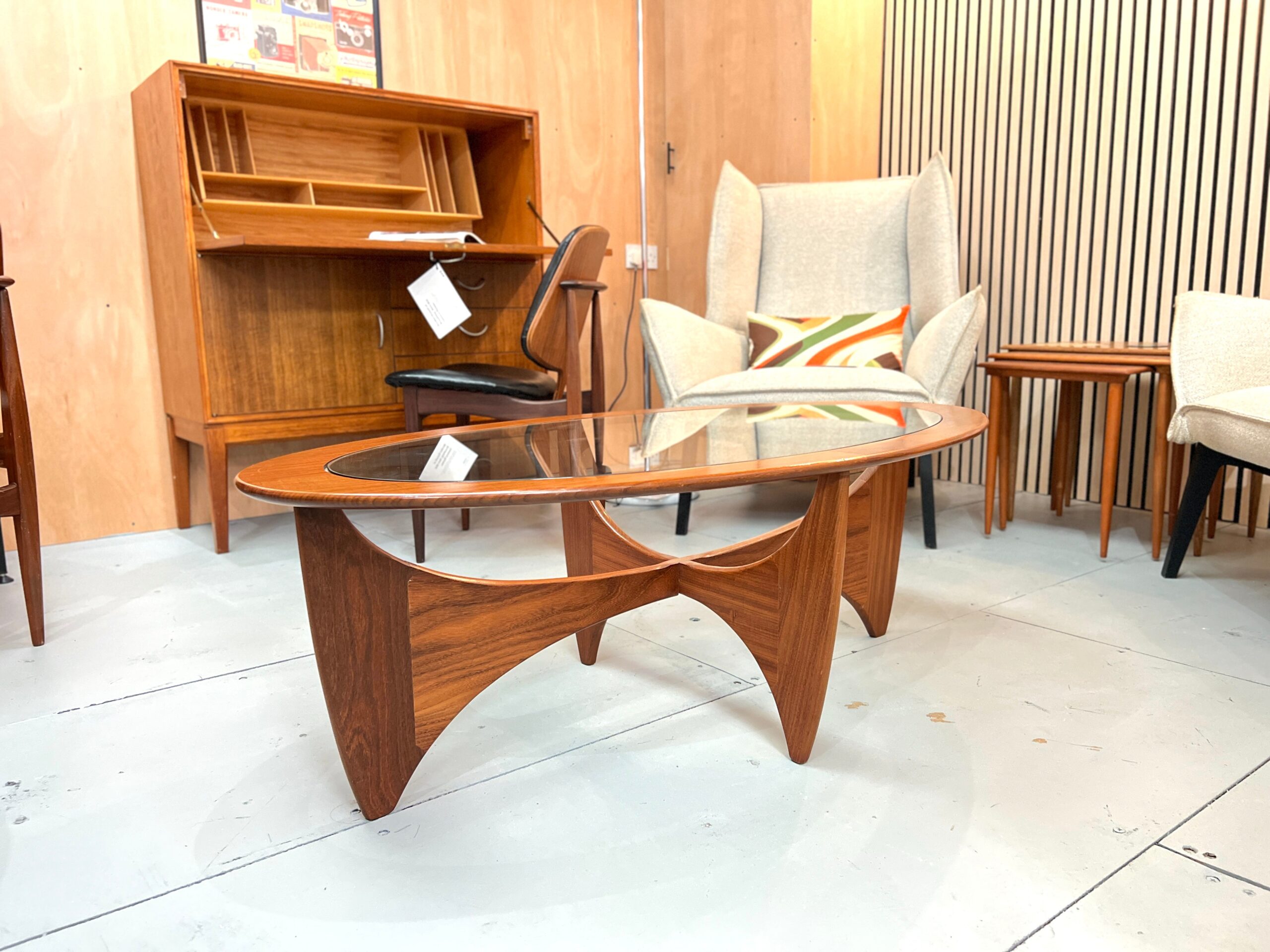 センターテーブル・ローテーブル G-PLAN Astro Ovall Coffee Table G Plan, Astro Teak and Glass Oval Coffee Table - Hunt Vintage